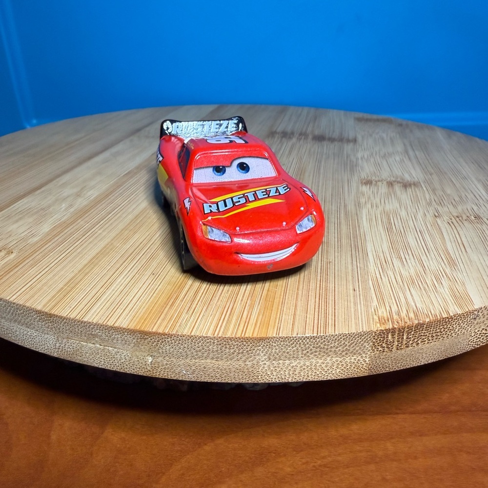 Disney Pixar Cars NASCAR Lightning McQueen Rusteze 95 diecast